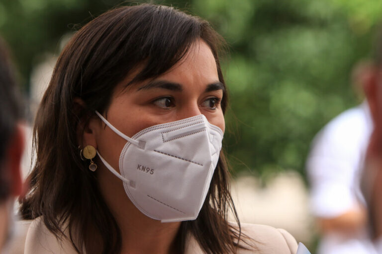 Cadem: Aprobación de la ministra Izkia Siches cayó 9 puntos