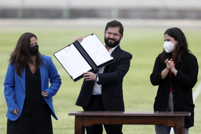 Presidente Boric promulgó la ley que profesionaliza el fútbol femenino en Chile