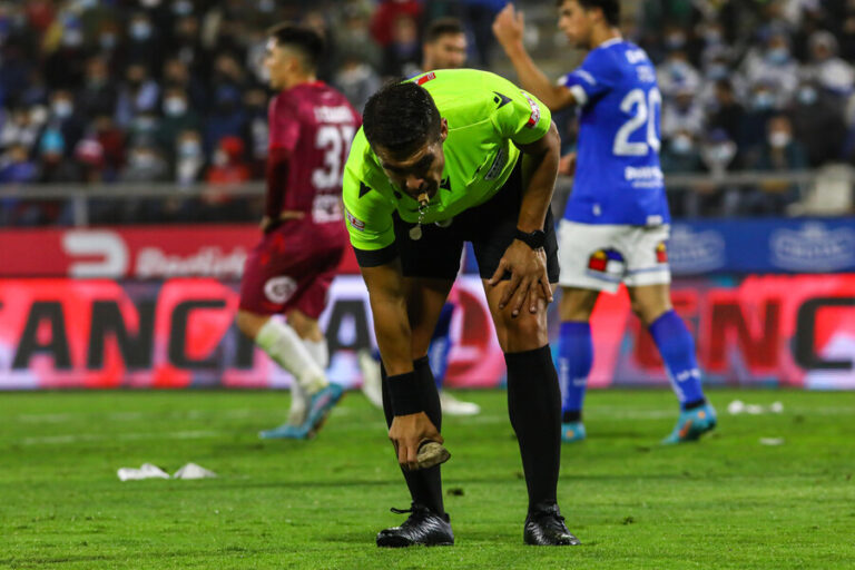 ANFP sancionó a Universidad Católica con un partido de local sin público tras incidentes ante La Serena
