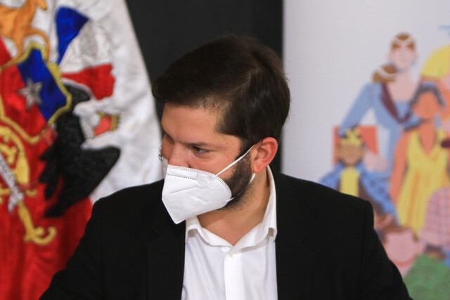 Lanzan piedra al presidente Boric en su visita a Coquimbo: El impacto llegó a su jefe de gabinete