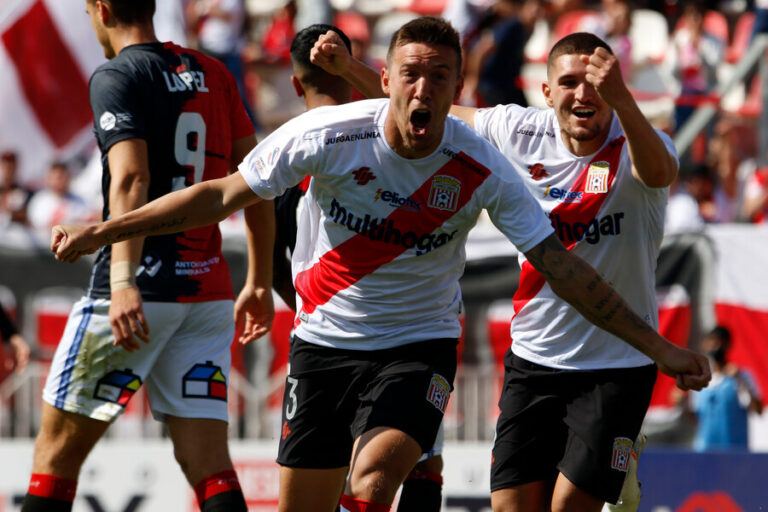 Curicó Unido mira de cerca a Unión Española y Colo Colo tras vencer por 2-0 como local a Deportes Antofagasta