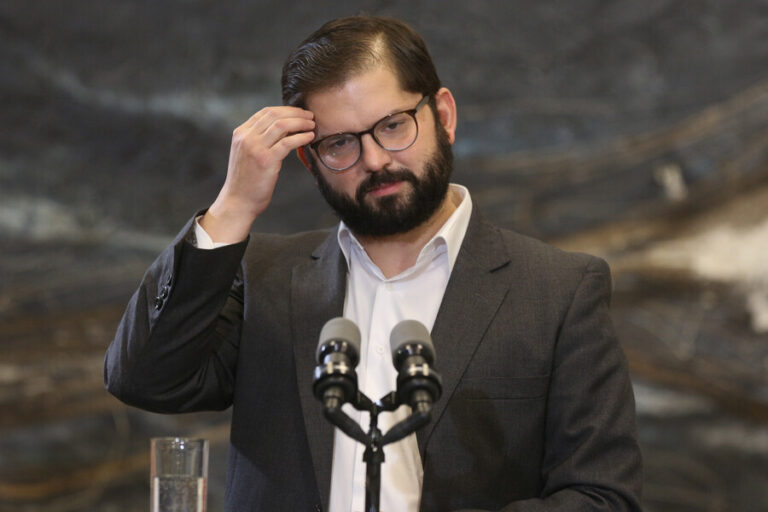 Cadem: Aprobación del presidente Boric se mantiene a la baja, llegando a 36%