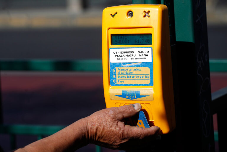 Panel de Expertos sugiere aumentar en $30 el valor del pasaje del Transantiago