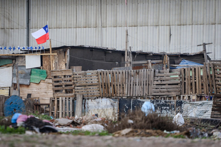 Municipio de Maipú denuncia a banda que vende y arrienda terrenos en campamento de Camino a Melipilla