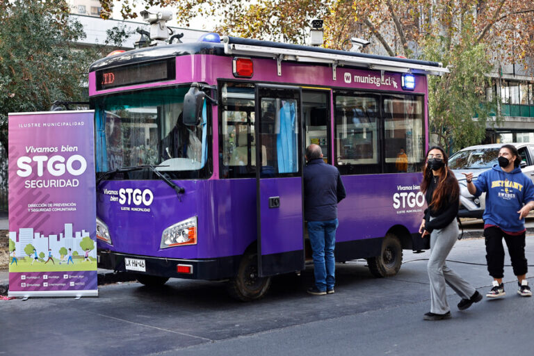 Municipalidad de Santiago instala un bus en el Barrio Universitario para presentar denuncias