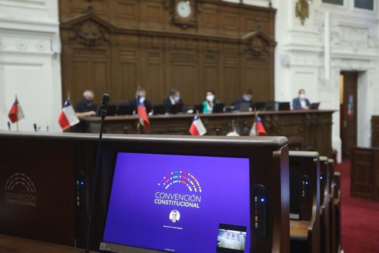 Encuesta: 58% ha recibido información falsa sobre la Convención Constitucional