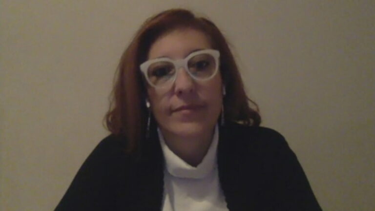 Muñoz y brecha de salud mental en menores: “Es urgente cambiar el paradigma desde lo biométrico a lo comunitario”