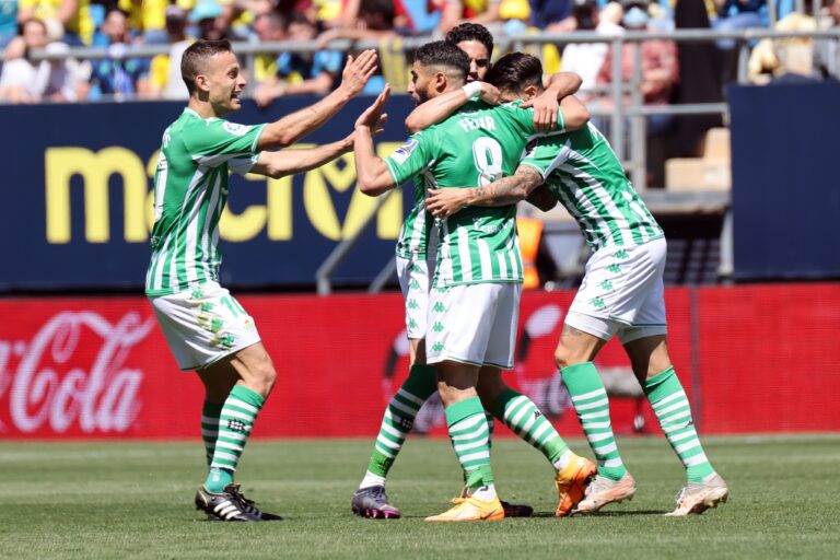El Betis de Pellegrini y Bravo obtuvo un valioso triunfo tras superar por 2-1 al Cádiz y sueña con meterse en zona de Champions