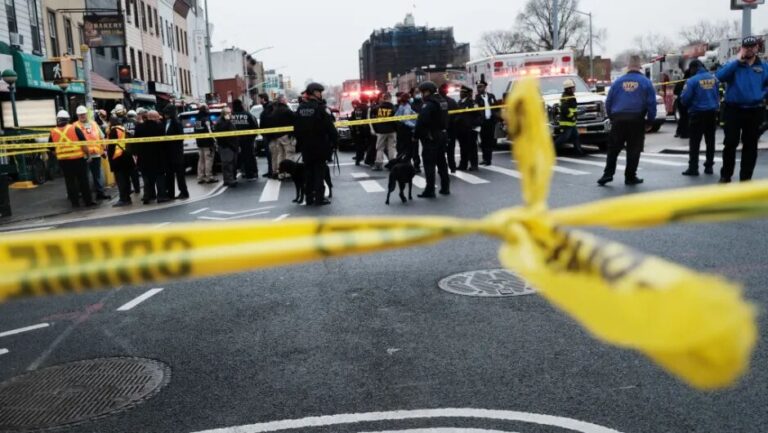 Tiroteo en el metro de Nueva York deja varios heridos, según autoridades