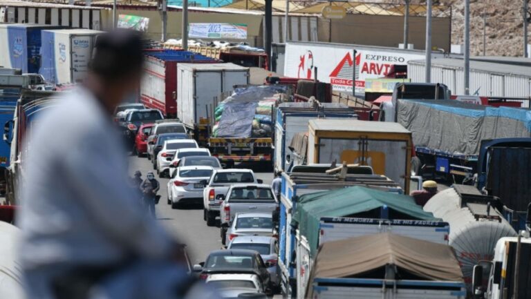 Paro de transportistas ha provocado el bloqueo en carreteras de seis regiones en Perú
