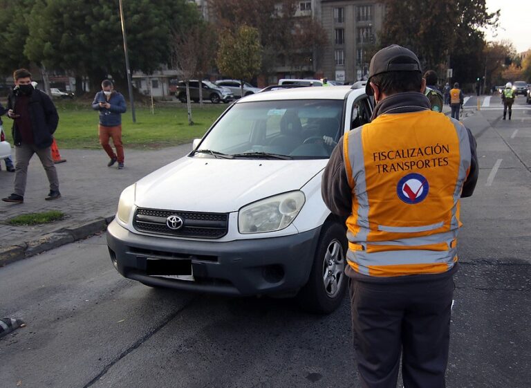 Este martes comienza la restricción vehicular en el Gran Santiago: Revisa el orden de los dígitos y las comunas