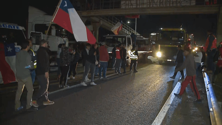 Paro de camioneros: Grupo mantiene bloqueo parcial en la Ruta 5 Sur