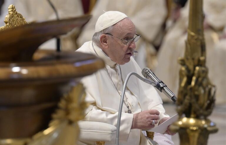 Preocupación por salud del Papa Francisco: Equipo médico del Vaticano le pidió que no caminara en sus audiencias