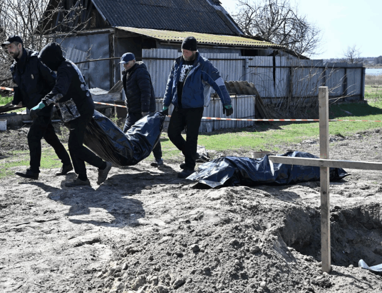 Policías aseguran que han descubierto más de 900 cuerpos de civiles ucranianos en la región de Kiev tras retirada rusa