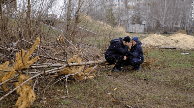 Tras repliegue ruso: Encuentran una nueva fosa común con civiles muertos en Buzova, en la región de Kiev