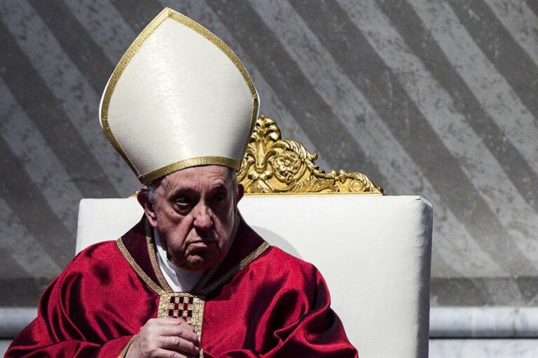 El Papa implora la paz en un Vía Crucis marcado por la guerra en Ucrania
