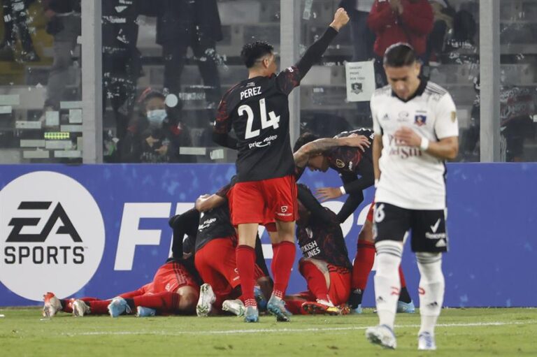 Con polémica incluida: River Plate derrotó sobre el final a un luchador Colo Colo y es líder exclusivo del grupo F