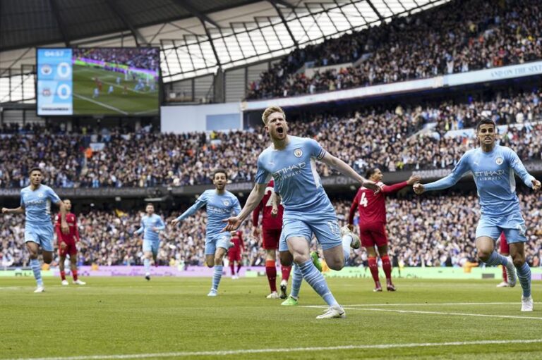 El Manchester City y el Liverpool empataron por 2-2 en un duelo clave por el liderato de la Premier League