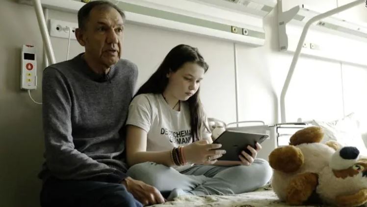 Niña ucraniana capturada por los rusos volvió con su familia