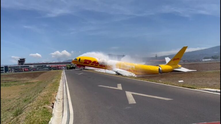 Un avión se salió de la pista y se partió en dos en el Aeropuerto de Costa Rica
