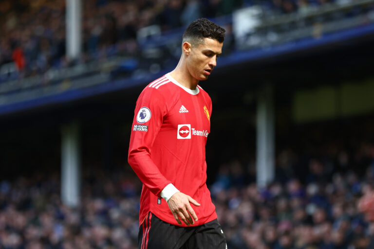 Cristiano Ronaldo agradece a los hinchas del Liverpool tras homenaje: 