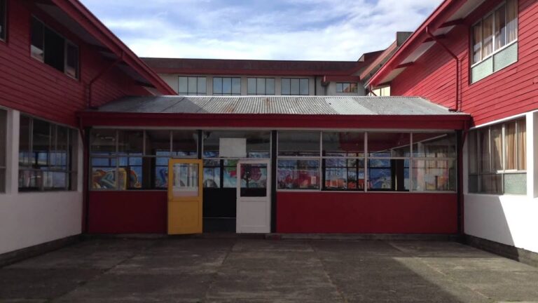 Estudiante que amenazó con “masacre escolar” en liceo de Valdivia fue formalizado y quedó detenido bajo vigilancia