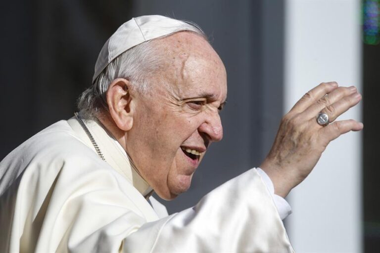 Papa Francisco pide tratar mejor a las suegras, pero las insta a “tener cuidado con su lengua