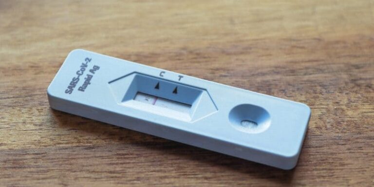 FDA autoriza la primera prueba de aliento para detectar el COVID-19