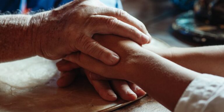 Logran rejuvenecer en 30 años las células de la piel de una mujer en Reino Unido