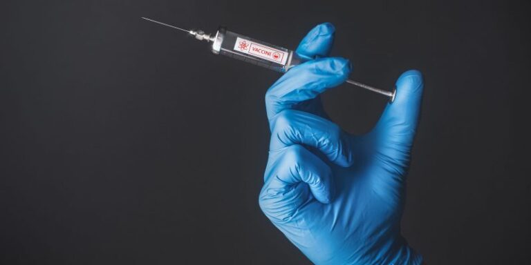 Juez de la Corte Suprema de EE.UU. señaló que las vacunas contra el COVID-19 utilizan 