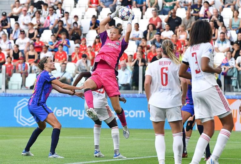 Federación Francesa de Fútbol galardonó a Christiane Endler como la mejor portera de la primera división femenina