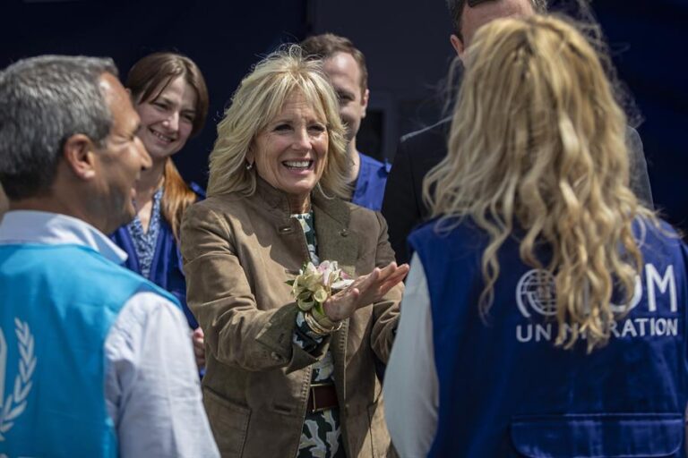 Jill Biden visita por sorpresa Ucrania para reunirse con la primera dama de ese país