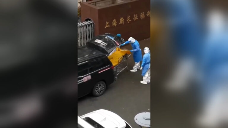 Shanghái: Conmoción por traslado de un anciano en una bolsa para cadáveres cuando seguía vivo