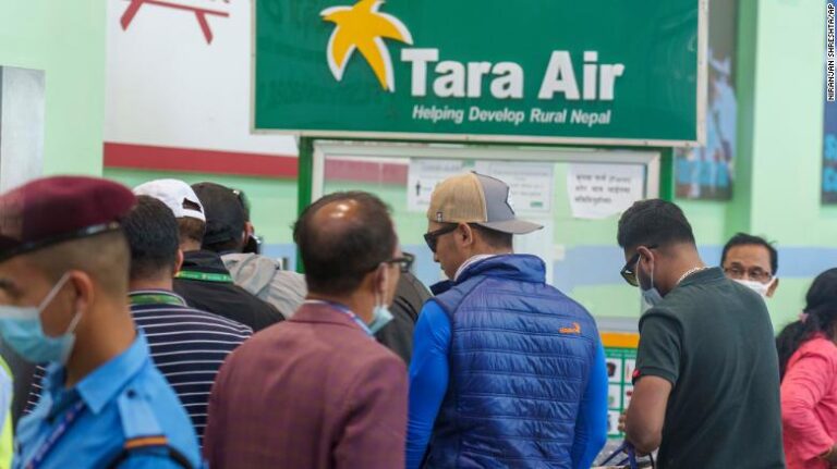 Desaparece avión con 22 pasajeros a bordo en Nepal