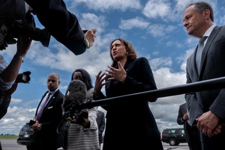 Kamala Harris pide que se prohíban las armas de asalto en EE.UU.