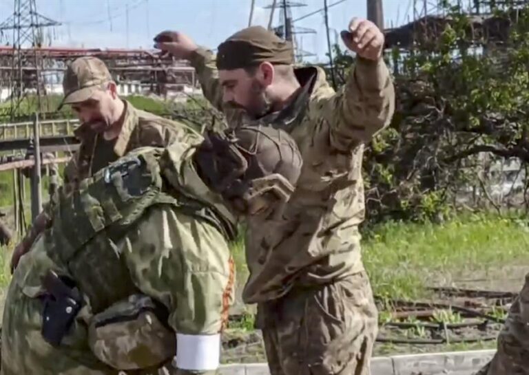 Rusia anuncia rendición total de fuerzas ucranianas en la acería Azovstal