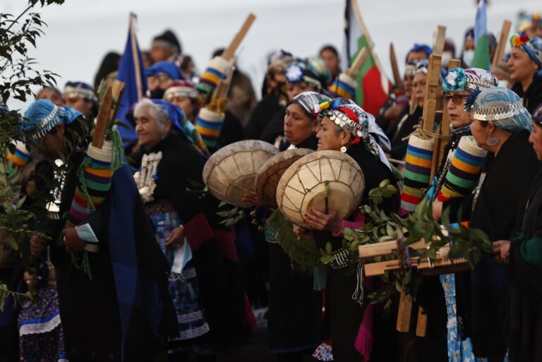 Mujeres mapuche baten récord mundial al crear el tejido más grande del mundo