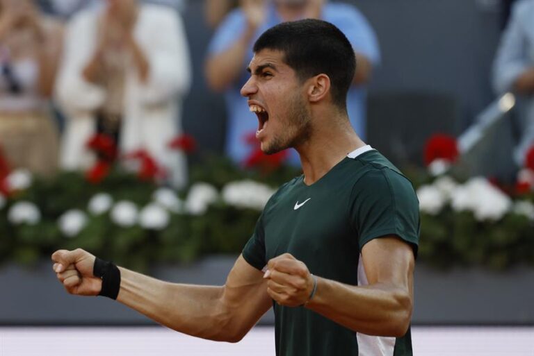 Carlos Alcaraz alcanzó la final del Masters 1.000 de Madrid tras derribar a Novak Djokovic en tres sets