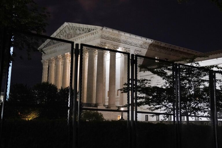 Policía estadounidense instaló valla de dos metros fuera del Tribunal Supremo tras protestas por el aborto
