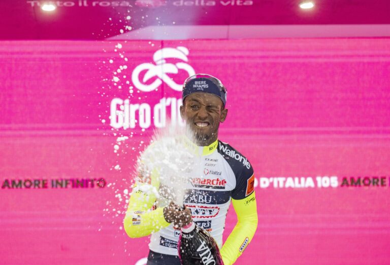 Ciclista abandona 11° salida del Giro de Italia tras golpearse el ojo descorchando una champaña