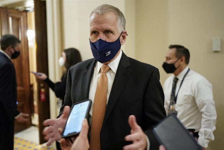 Senador republicano dice que limitación del porte de armas no solucionaría el problema de tiroteos masivos