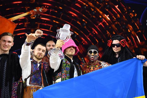 Ganadores ucranianos de Eurovisión subastan su trofeo para comprar drones que ayuden a combatir las fuerzas rusas