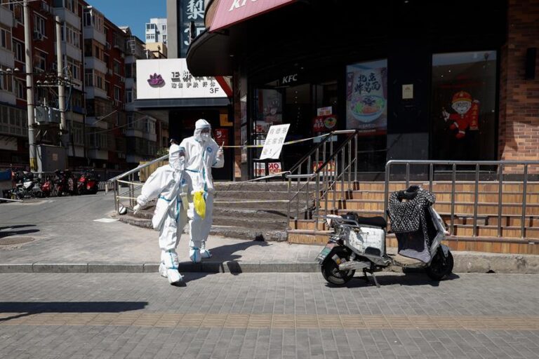 China insiste con política cero COVID-19 y Shanghái endurece medidas de aislamiento