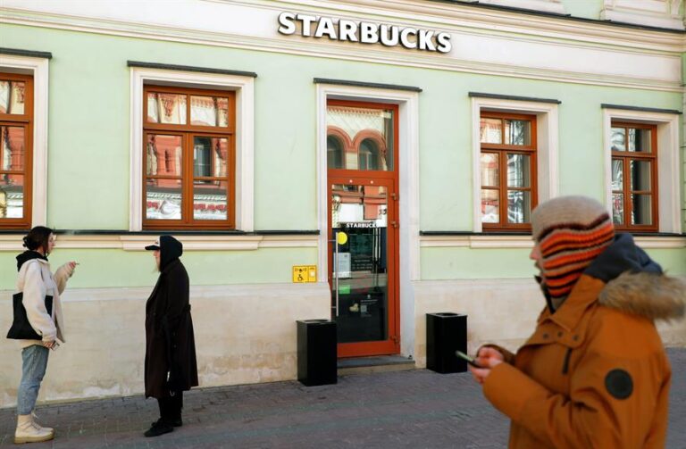 Starbucks anunció su retirada del mercado ruso: Cerrará 130 locales en todo el país