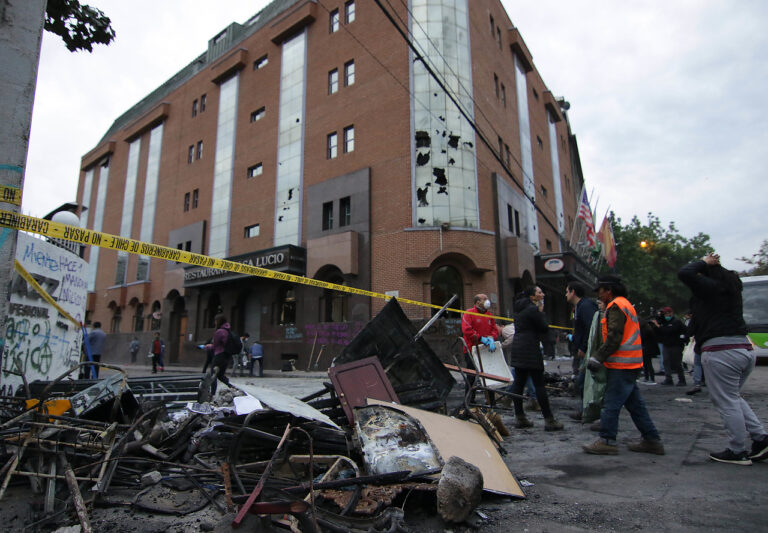 Corte Suprema decretó ilícitas las pruebas: Absuelven a acusados de incendiar hotel en medio del estallido social