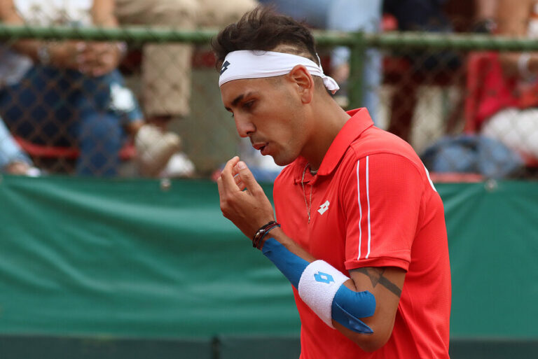 Alejandro Tabilo se baja de Roland Garros tras lesión en su brazo izquierdo