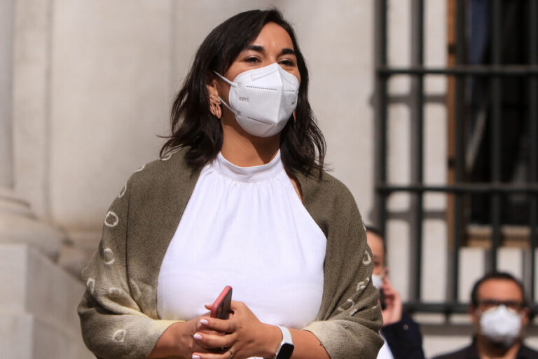 Ministra Siches se traslada a Chillán para reunirse con la familia del carabinero asesinado en operativo policial