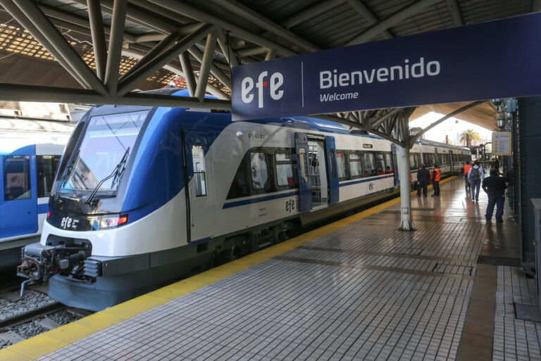 Metrotren Rancagua - Santiago está suspendido en ambas direcciones por caída de torre de alta tensión