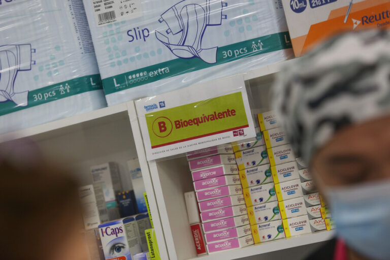 Fiscalía Nacional Económica reveló que laboratorios venden sus medicamentos a las cadenas farmacéuticas un 89% más caro