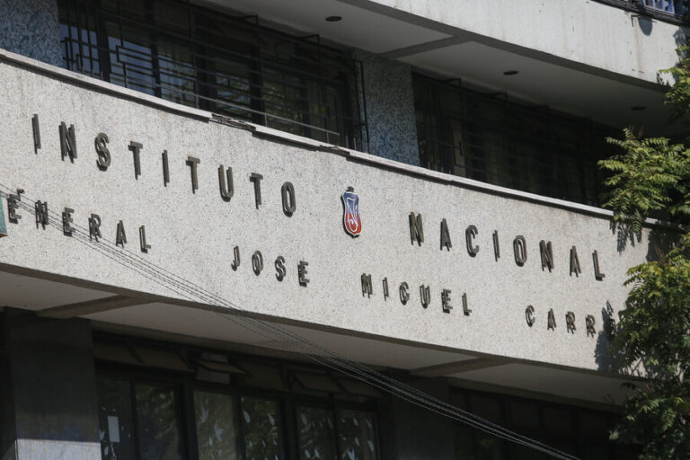 Controversia por clases híbridas en el Instituto Nacional: Ministro Cataldo llama a “no convertir todo en un debate político”